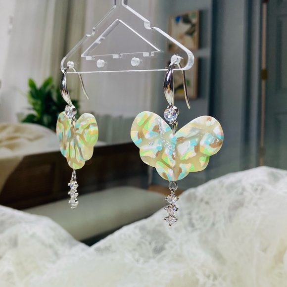 “Mercedes Butterfly” - Elegant Silver and Cream Butterfly Earrings - Picture 3 of 6